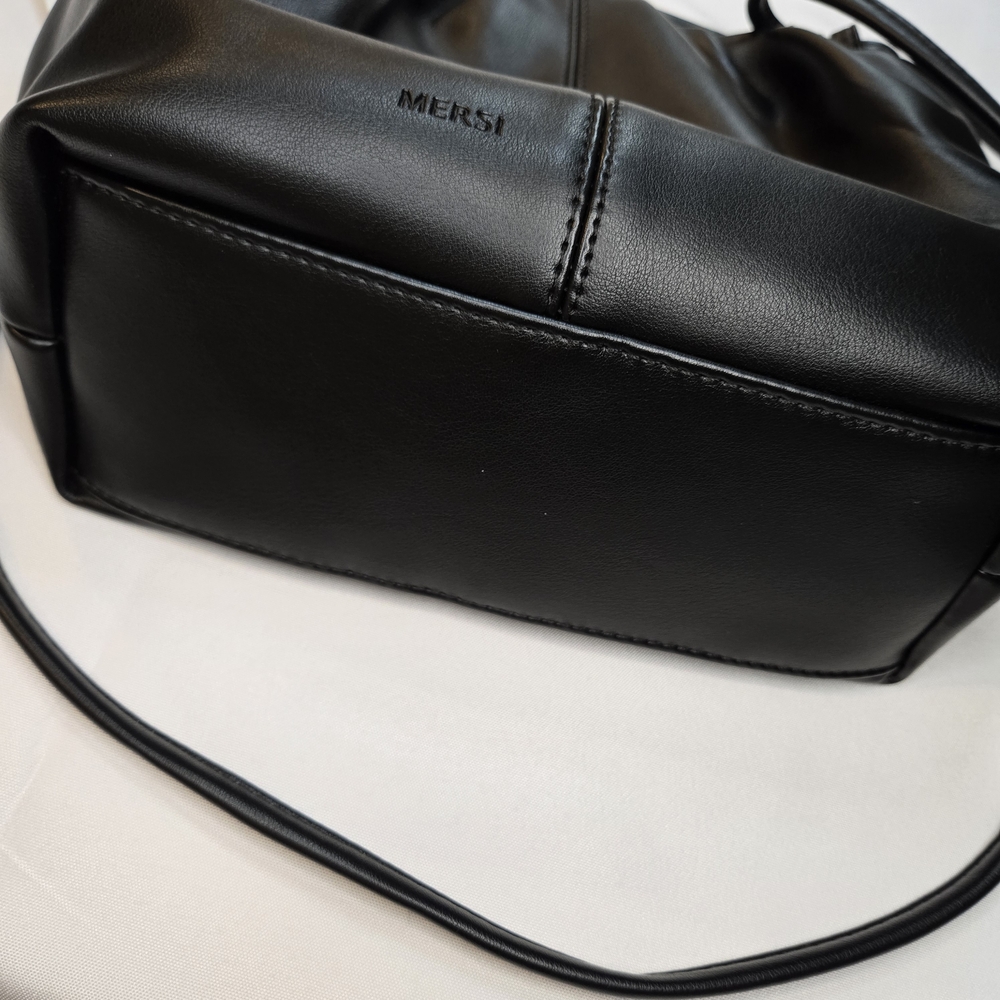 Mersi Black Leather Bag with Coral Lining - Picture 6 of 16